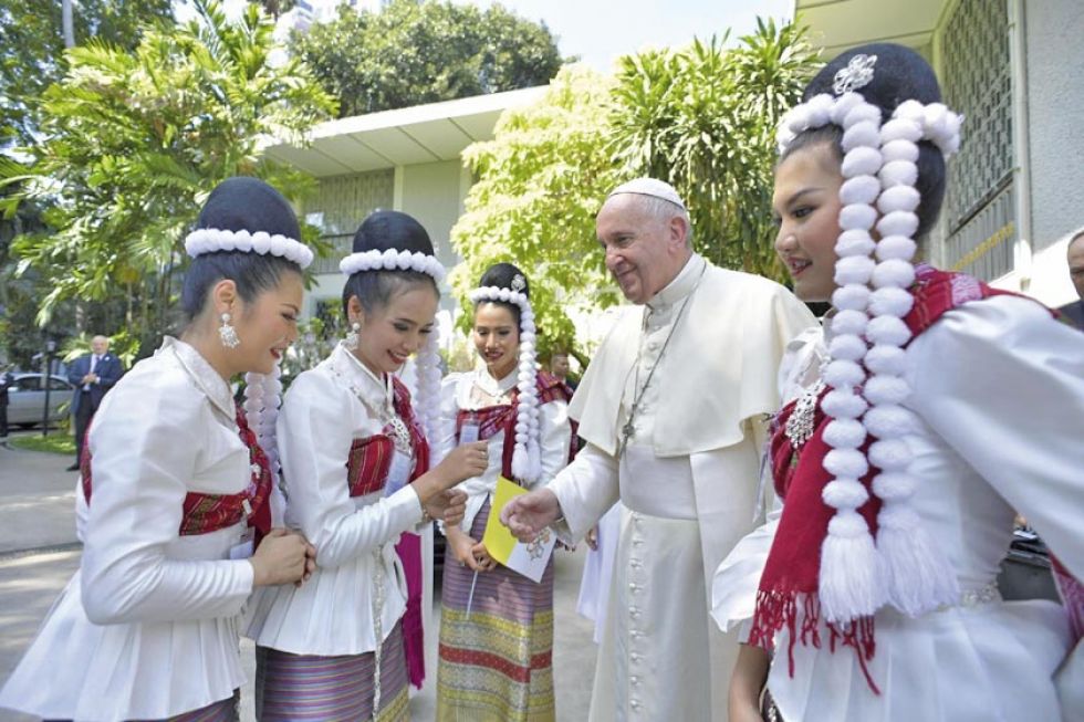 Francisco llega a Bangkok en la primera visita papal en 35 años