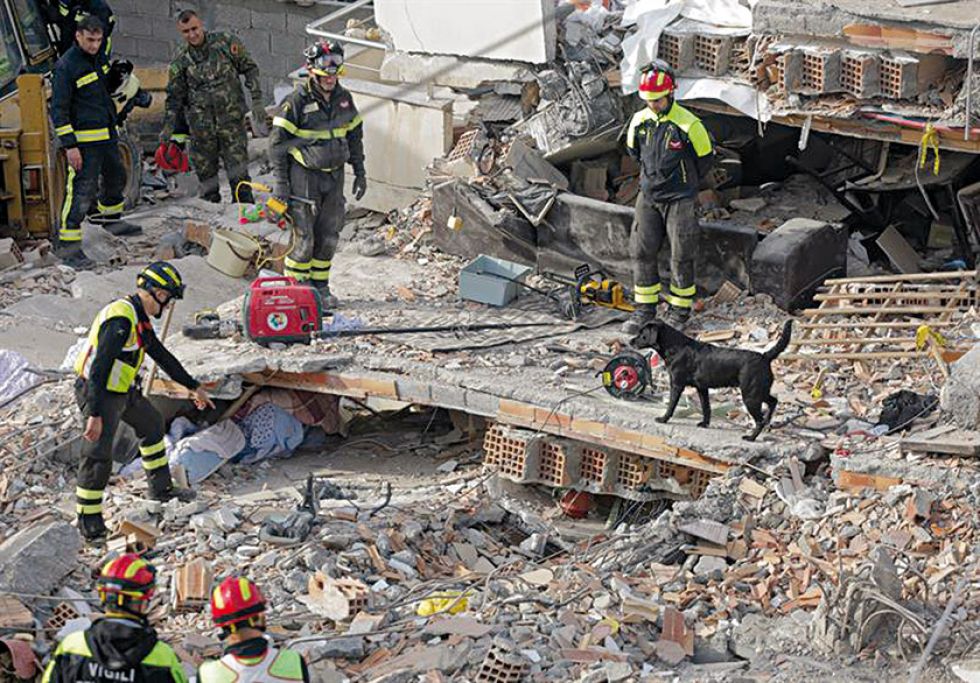 Albania continúa buscando víctimas tras el terremoto