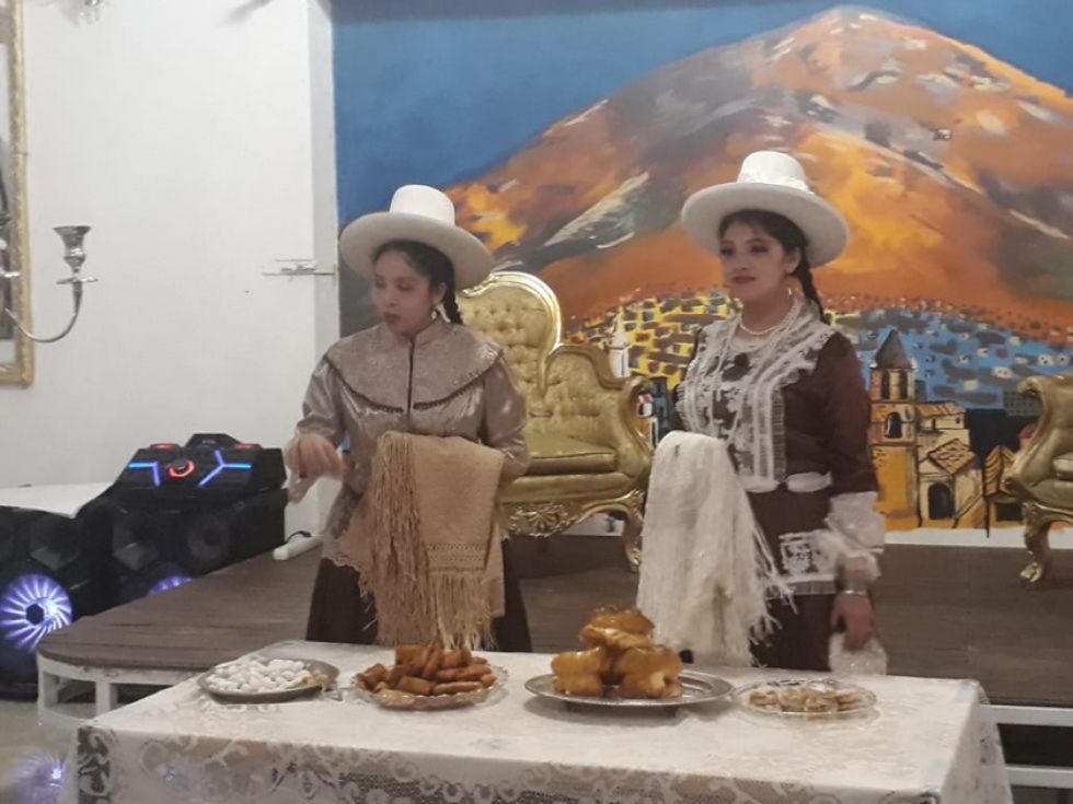 Estudiantes ofrecieron anoche un recorrido turístico gratuito