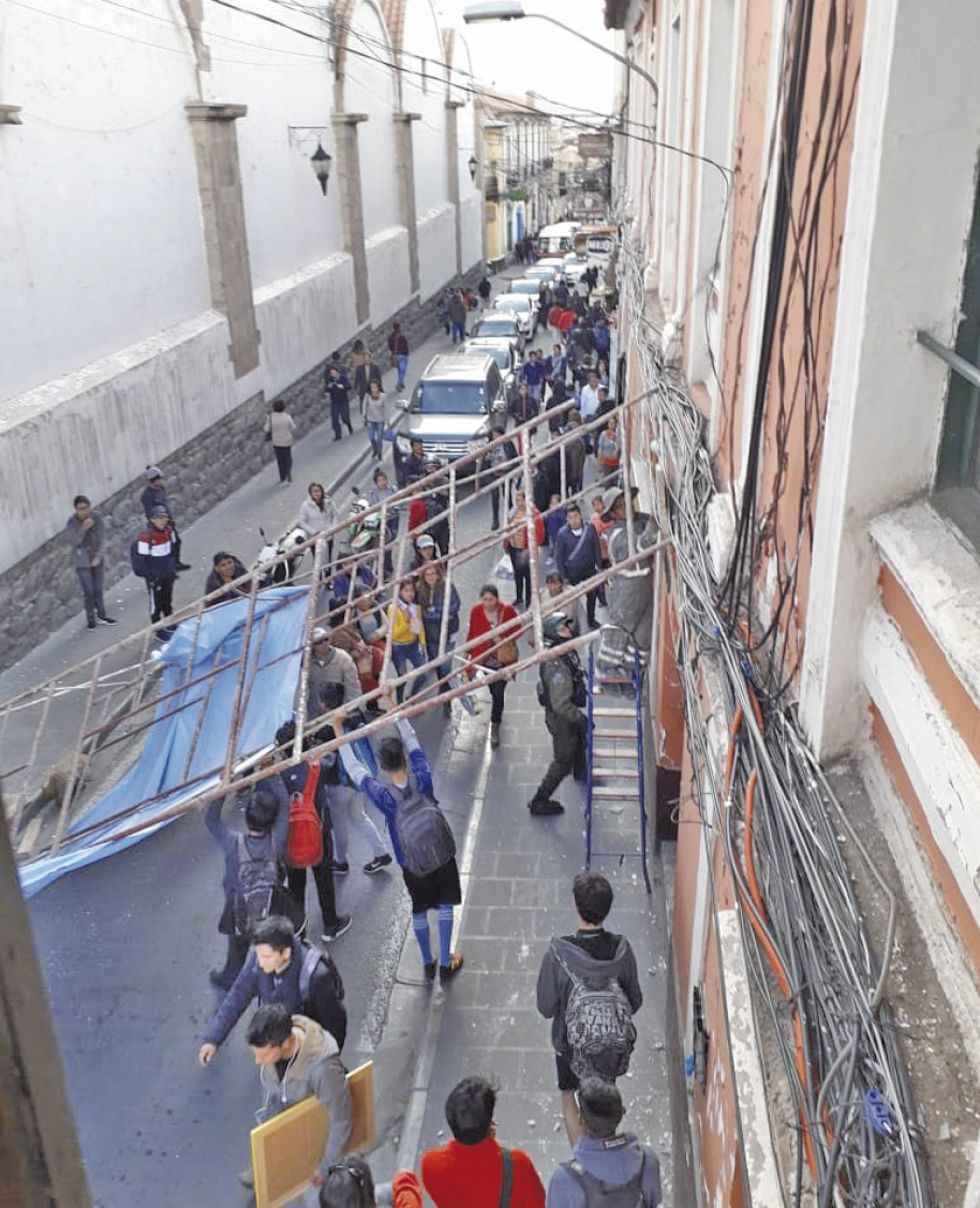 Un andamio cae  sobre inmueble patrimonial