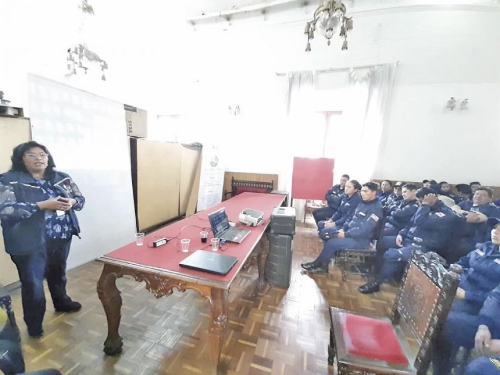 Capacitan a más de 50 gendarmes municipales en relaciones humanas