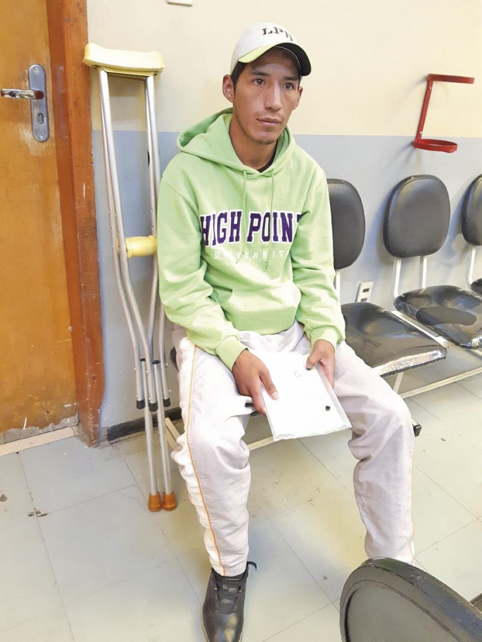 Un herido debe esperar horas para ser atendido