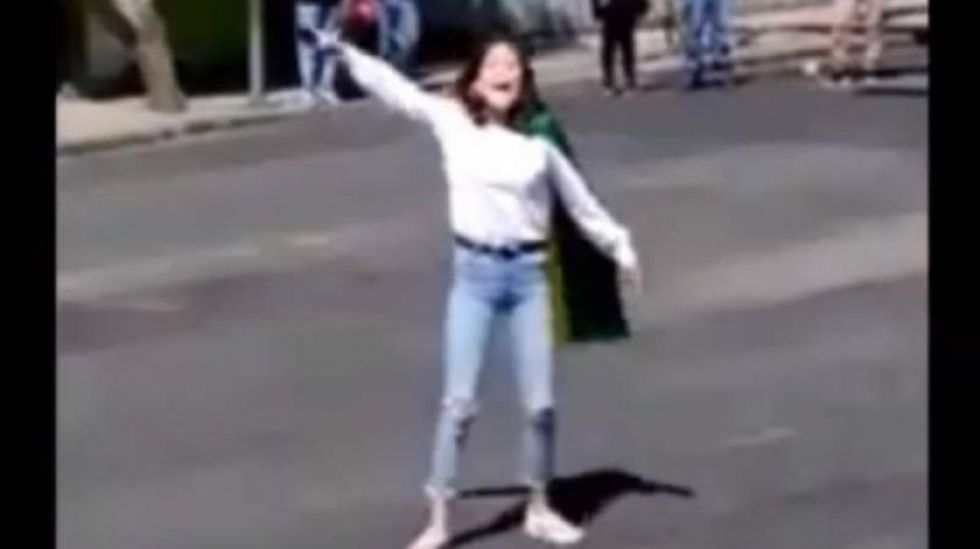 Quieren encontrar a la niña del grito: "Quién se cansa?"