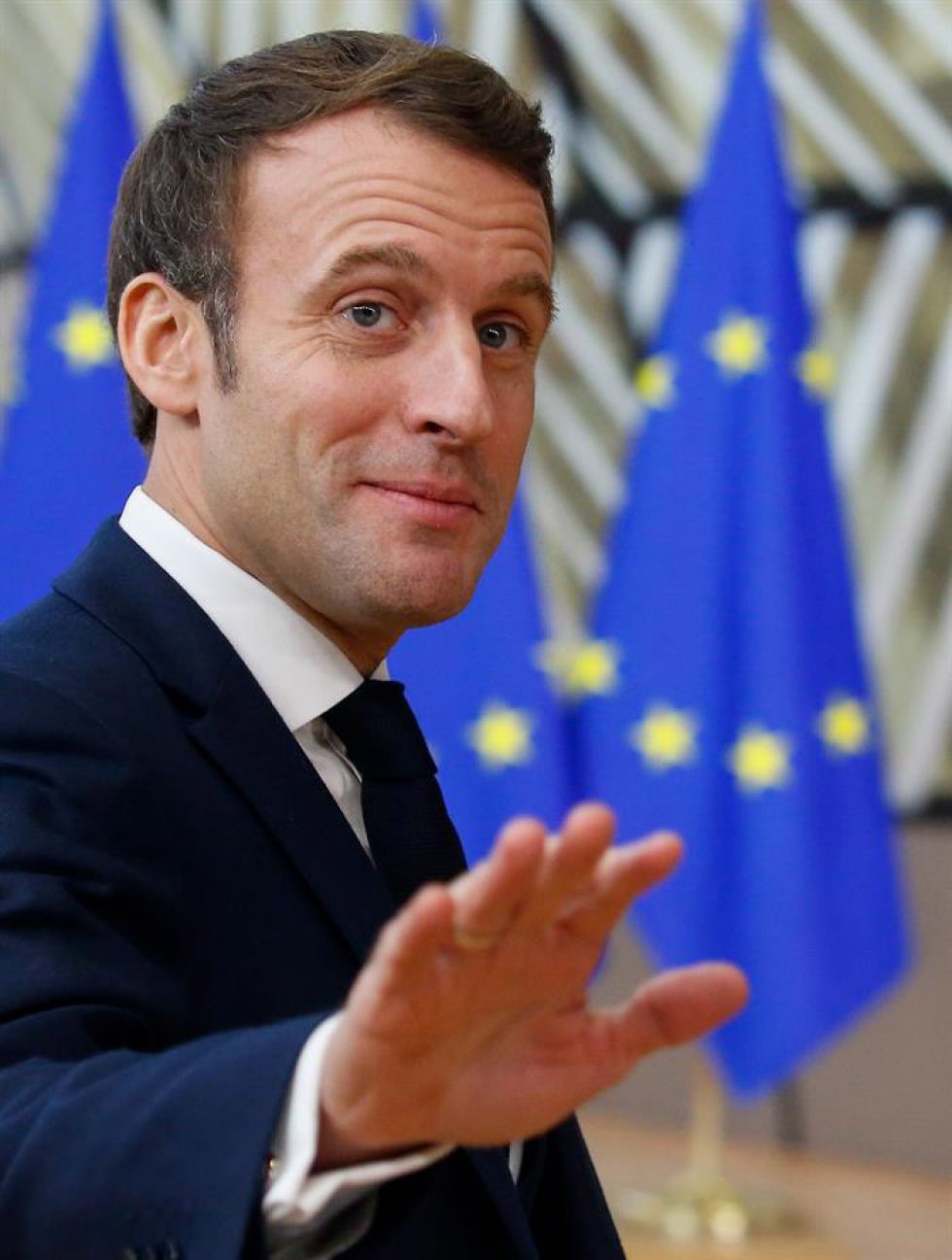 Macron ofrece diálogo para bajar tensión