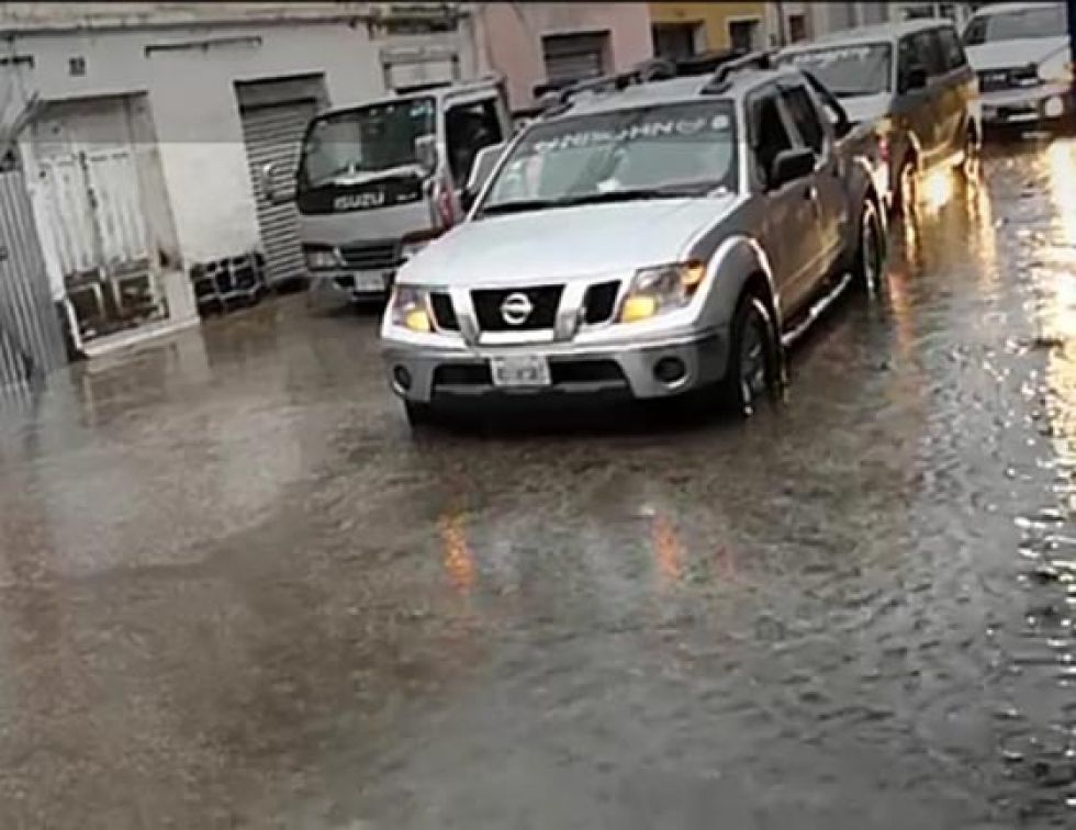 El aguacero causó varios problemas en calles