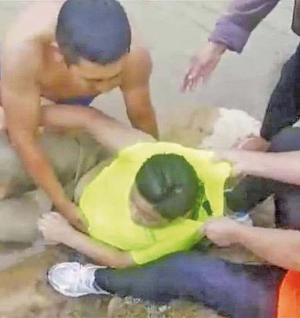 Rescatan a un niño que se estaba ahogando