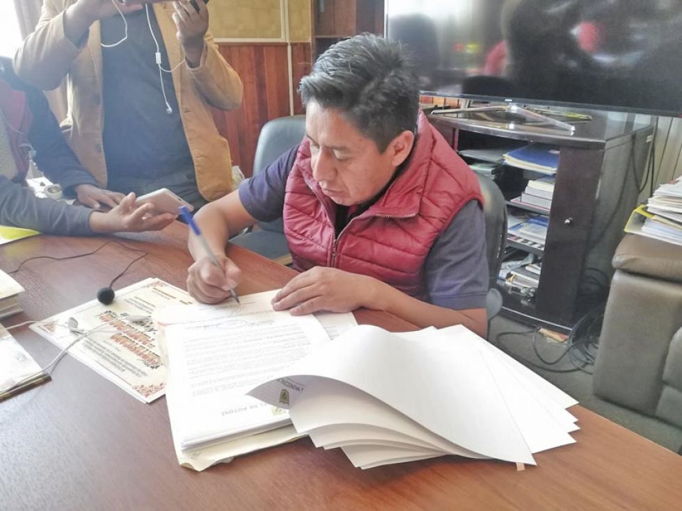 Alcalde promulga Ley Municipal de restricción a menores de 18