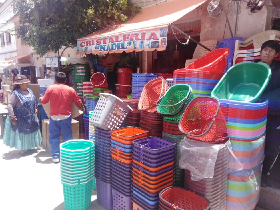 Hay alta demanda de recipientes para preparar los canastones navideños.