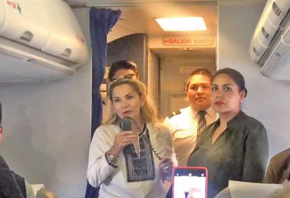 Presidenta viaja en un avión de BoA y genera reacción en redes sociales