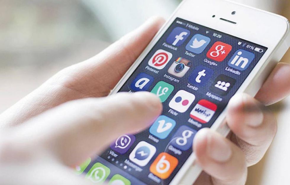 Reportan que casi 7 MM de bolivianos usan redes sociales