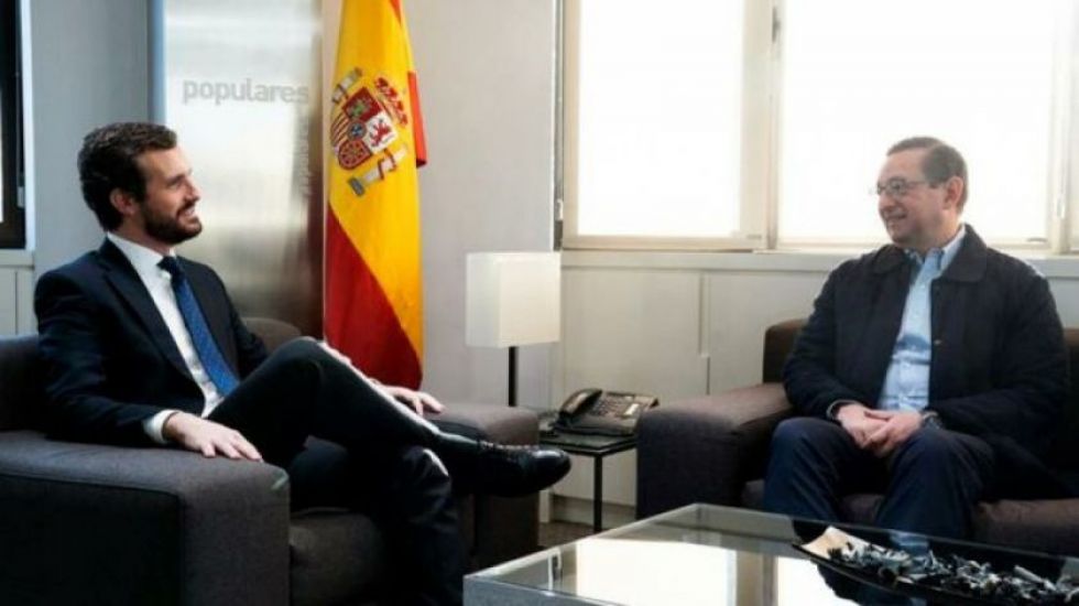 Líder conservador español discute con senador boliviano incidente en embajada