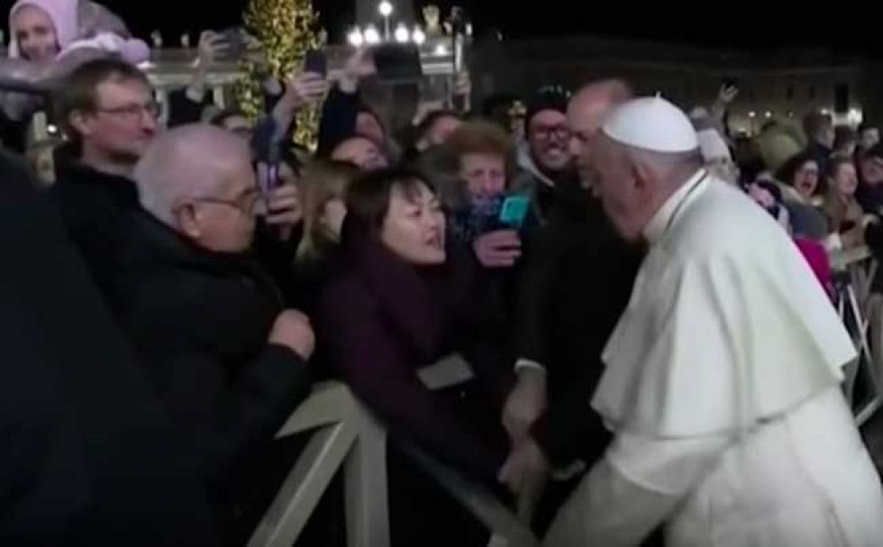 Papa Francisco se disculpa por su reacción con peregrina que tiró de su brazo