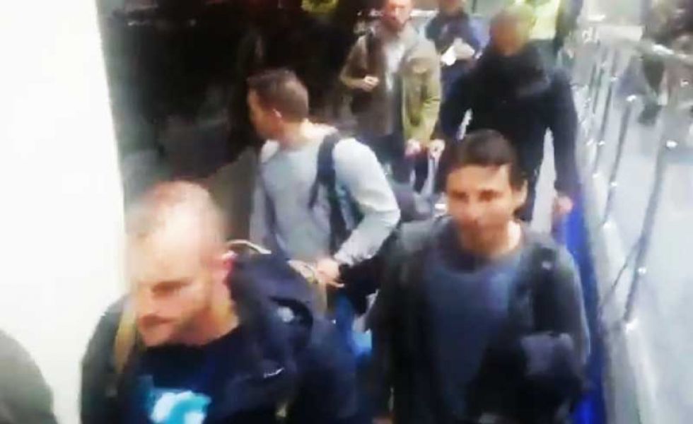 Funcionarios españoles salen de Bolivia en medio de reproches y gritos