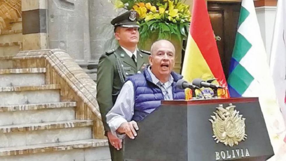 Piden investigar a varios políticos españoles por caso encapuchados 