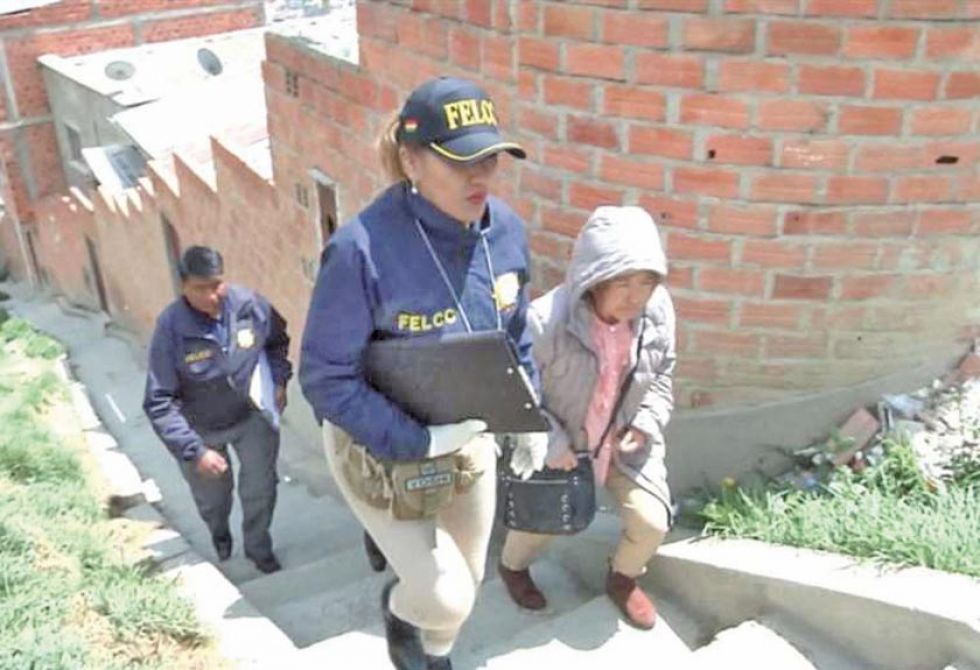 Arrestan a empleada de Quintana y hallan un arma de fuego en su casa