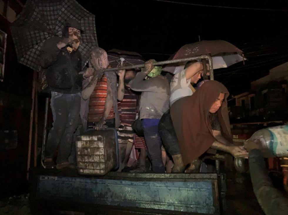 Evacúan a miles de personas por alerta de volcán en Filipinas