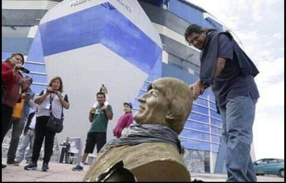 Cambian nombre y retiran busto de Evo Morales del Polideportivo de Quillacollo