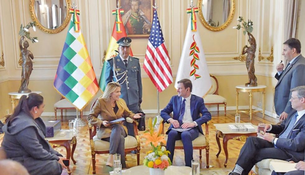 EE.UU. anuncia "envío de embajador" a Bolivia 