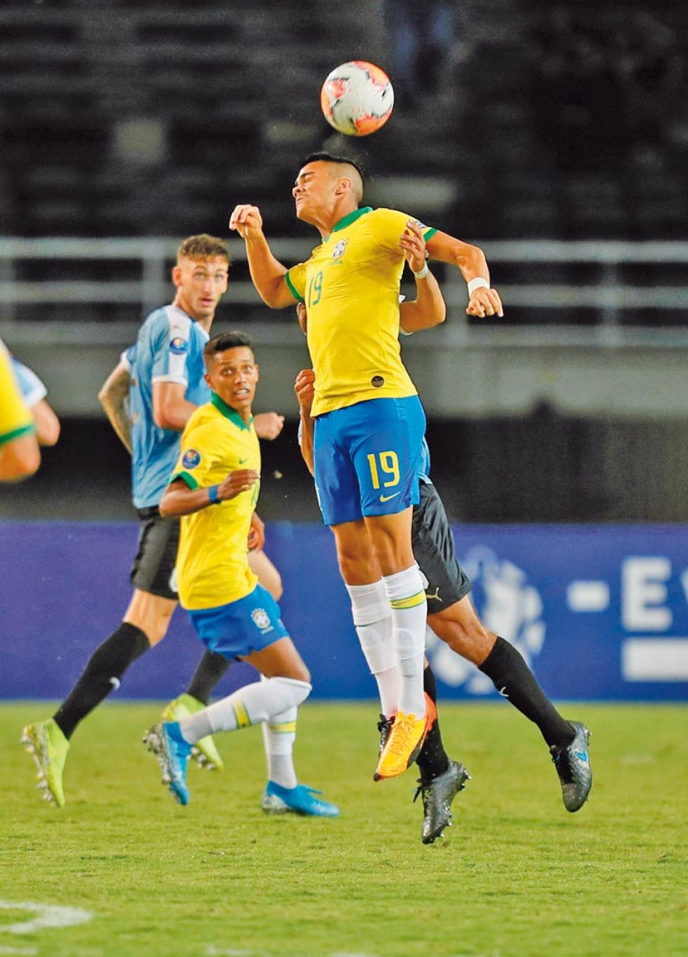 Brasil vence 3-1 a Uruguay y se afianza en la punta