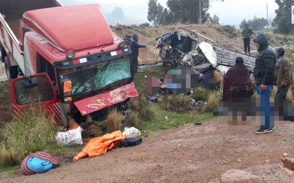 Un choque de minibús y camión deja 14 muertos