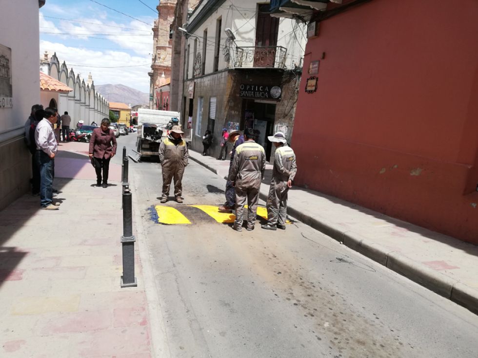 Implementan reductores de velocidad en las calles de la ciudad