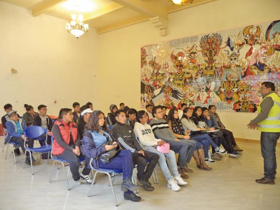 SIB capacita a bachilleres sobre ramas de ingeniería