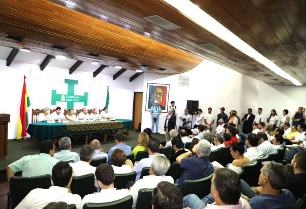 Candidatos y líderes políticos participan de la cita que busca evitar la dispersión del voto