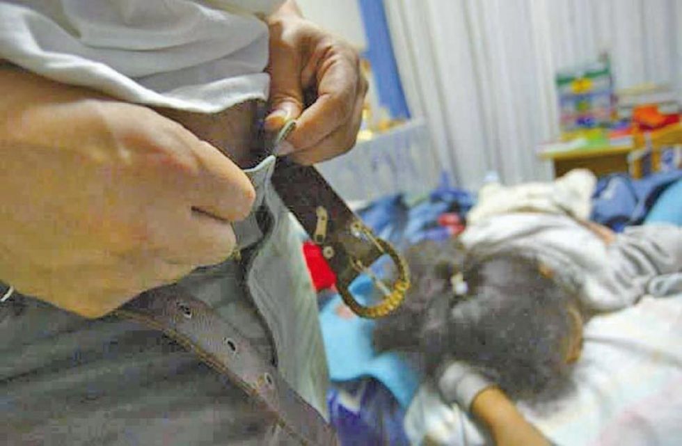 Hombre ofrece una muñeca a cambio de violar a niña
