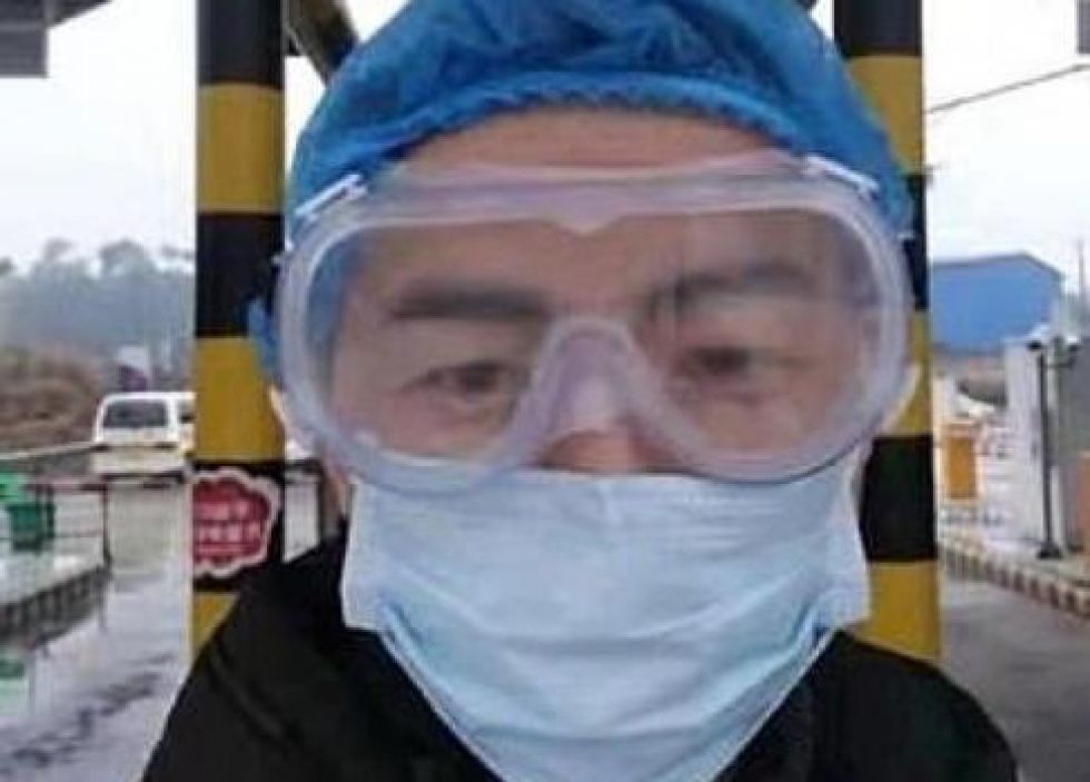 Muere médico chino que trabajó 10 días sin descanso contra el coronavirus