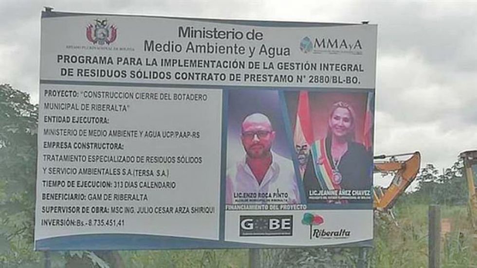 Retiran de una obra banner con la imagen de Áñez