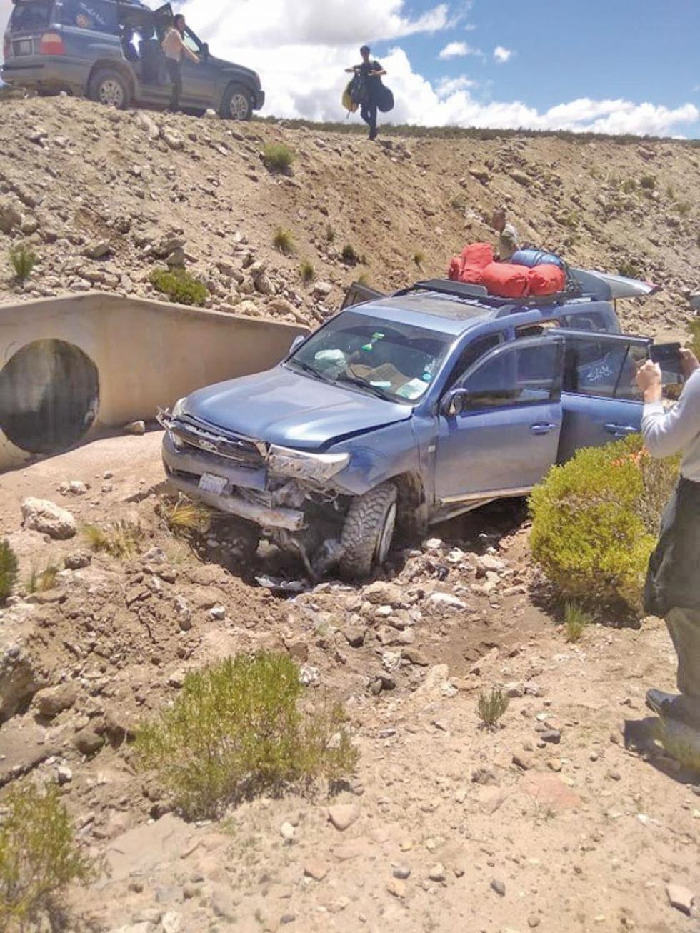 Turistas extranjeros quedan heridos tras accidente carretero