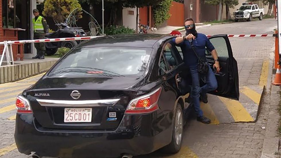 Diario informa sobre la versión española del incidente con agentes españoles afuera de la Embajada de México