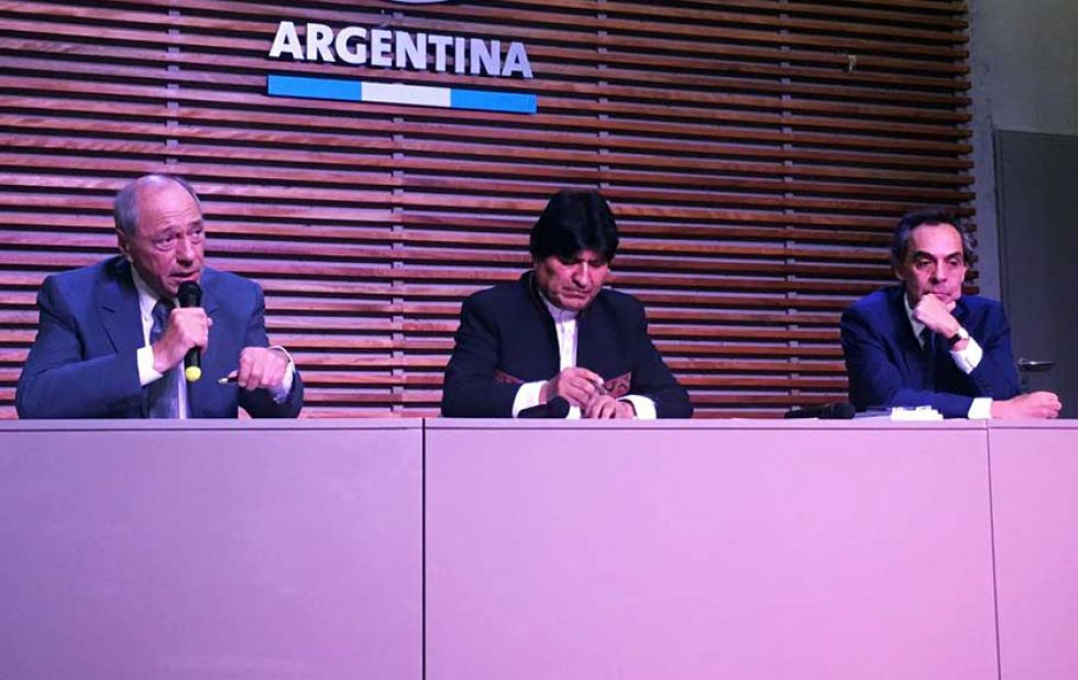 Tras inhabilitación, Evo revela sus contactos con militares