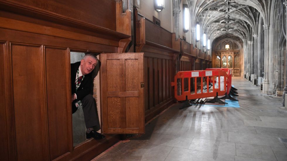 Hallan centenaria puerta secreta en palacio británico
