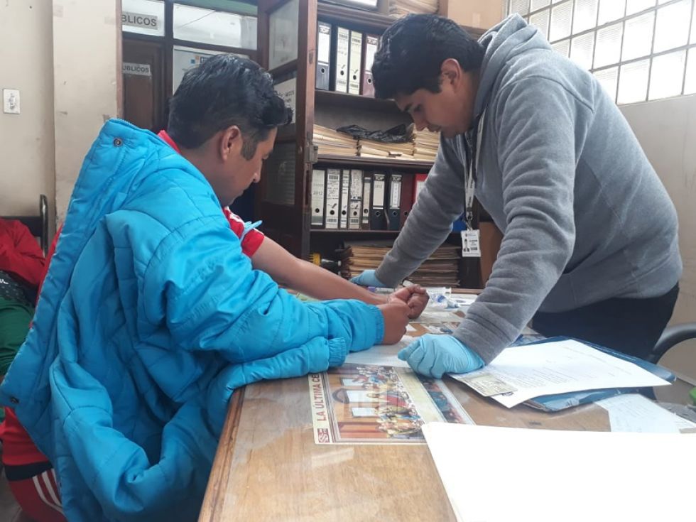 Una anciana recibe atención médica tras ser atropellada