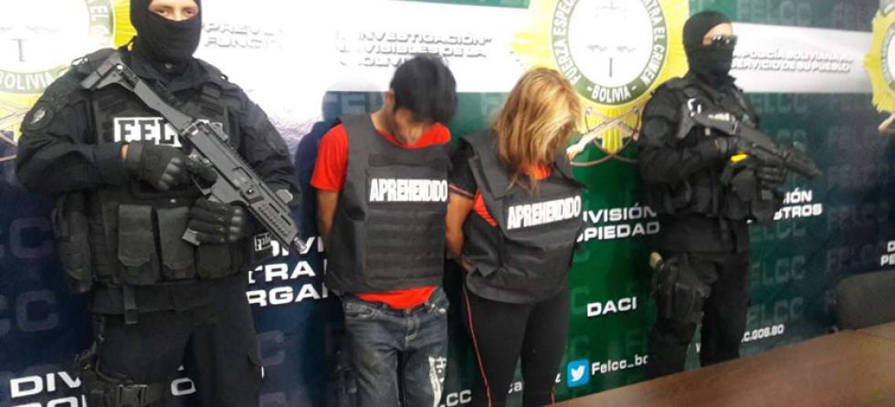 Felcc detiene a dos personas por el robo de $us 11.000 y de Bs 5.000
