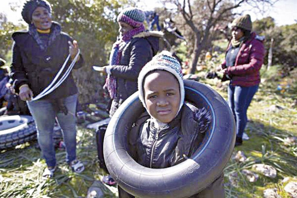Miles de refugiados sufren en isla griega de Lesbos