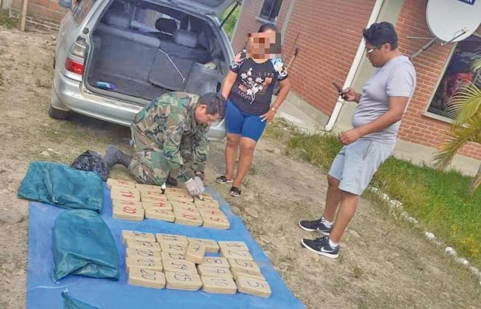 Una mujer llevaba 61 kgr de cocaína en su auto
