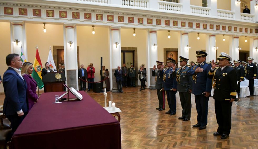 Presidenta Jeanine Áñez cambia al comandante general del Ejército