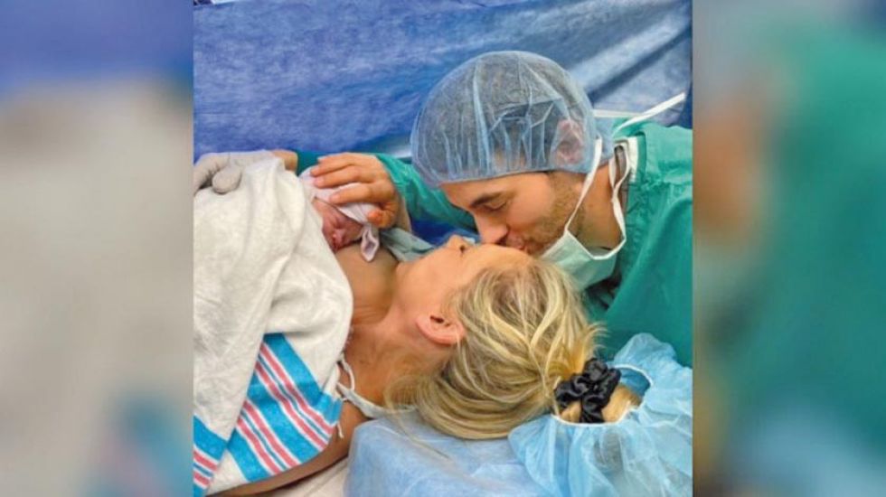 Enrique Iglesias revela el nombre de su nueva bebé con Anna Kournikova