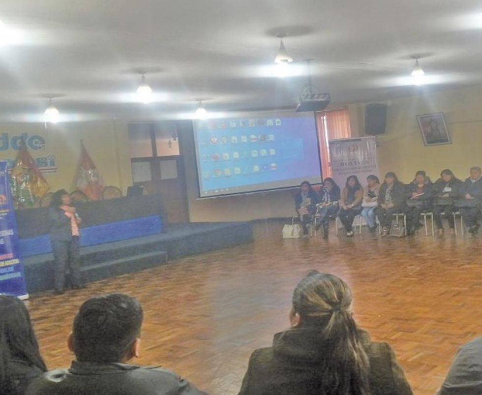 Se reúnen sobre la educación alternativa