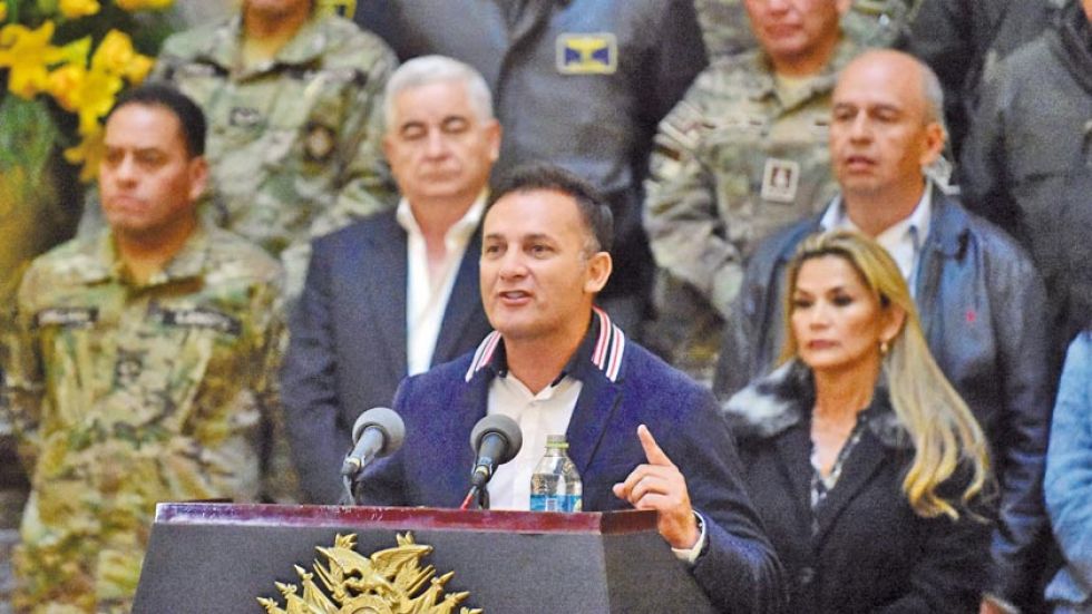 Gobierno refuta censura de López y denuncia plan “desde Argentina”