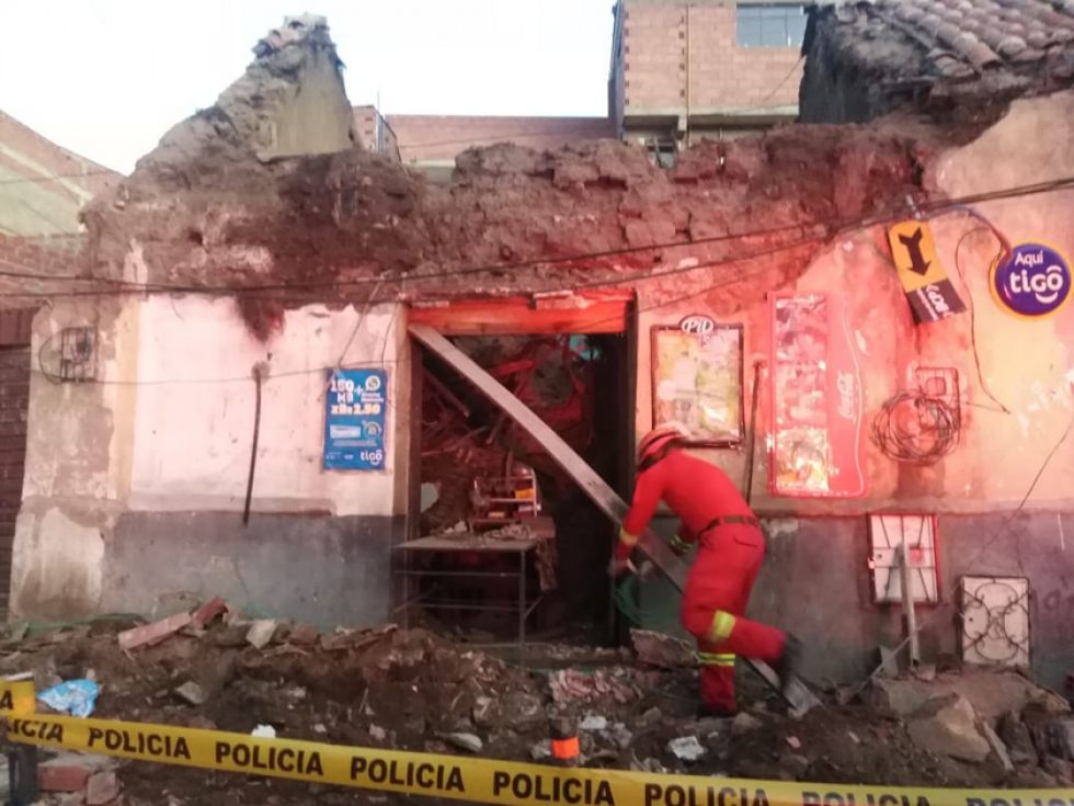 Techo de antigua casa cae en la calle Bustillo