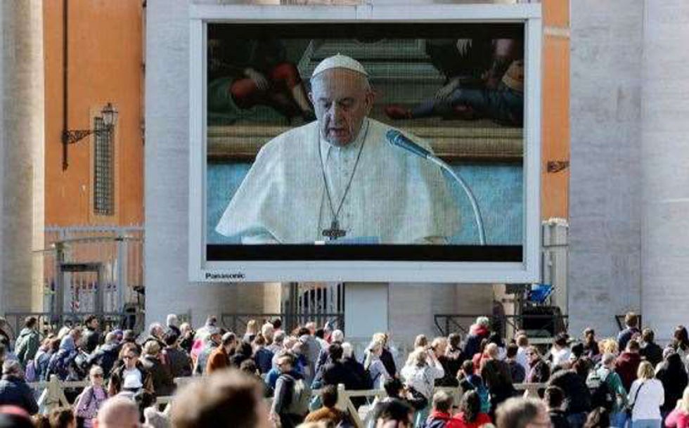El papa celebra en Angelus por video por temor al virus