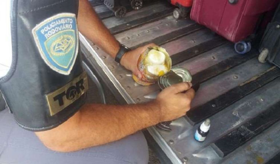 Un boliviano llevaba droga en latas de duraznos