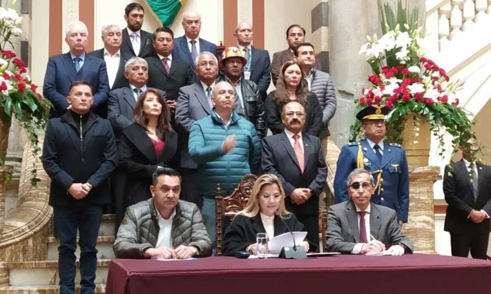 Gobierno suspende clases, vuelos con Europa y eventos masivos