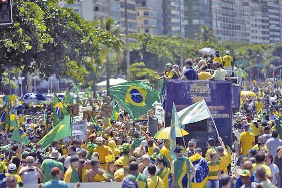 Miles marcharon contra Bolsonaro en Brasil