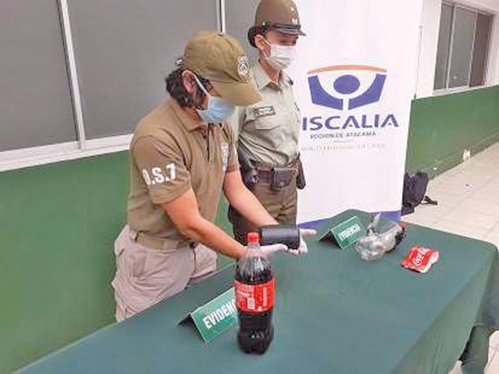 Chile: dos bolivianos transportaban droga en el interior de una botella