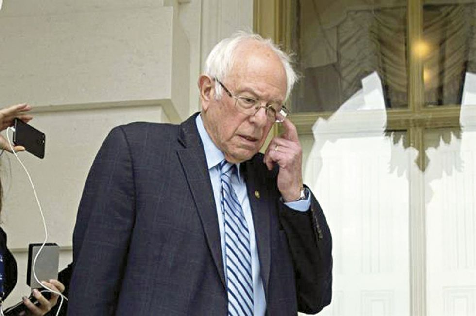 Sanders evalúa seguir en carrera ante Biden