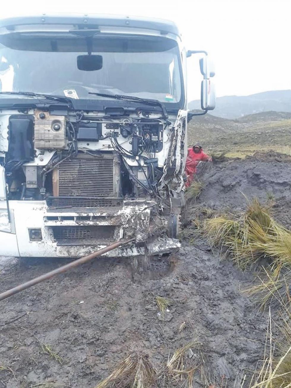 Chofer responsabiliza a la lluvia por accidente de tránsito en Tocantaca